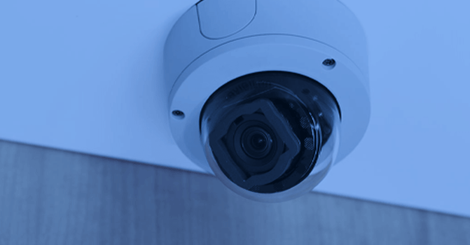 CFTV e Alarmes - imagem de uma câmera de vigilância 360 graus instalada no teto de ambiente interno.